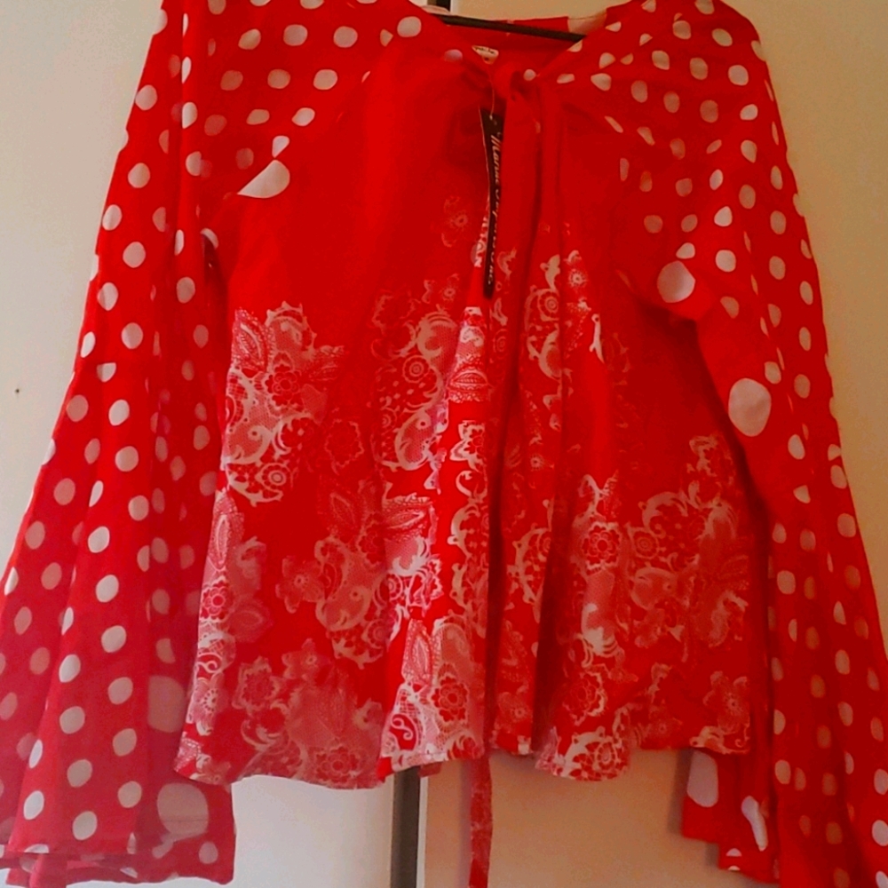 NWT Vibrant High fashion  Bell sleeve Fashion Top